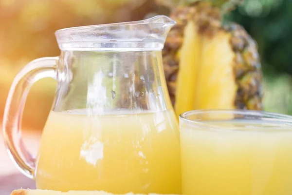 新鮮な果物とパイナップルジュースのガラス瓶 — ストック写真