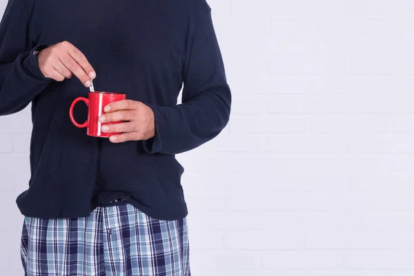 Man Met Pyjama Kop Koffie Geïsoleerd — Stockfoto