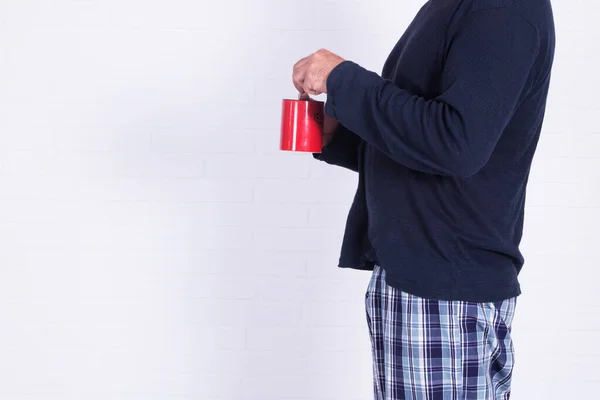 Man Met Pyjama Kop Koffie Geïsoleerd — Stockfoto