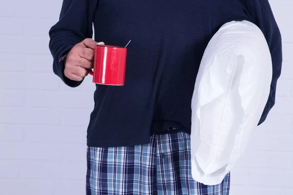 Człowiek Poduszką Filiżanką Kawy Izolowane — Zdjęcie stockowe
