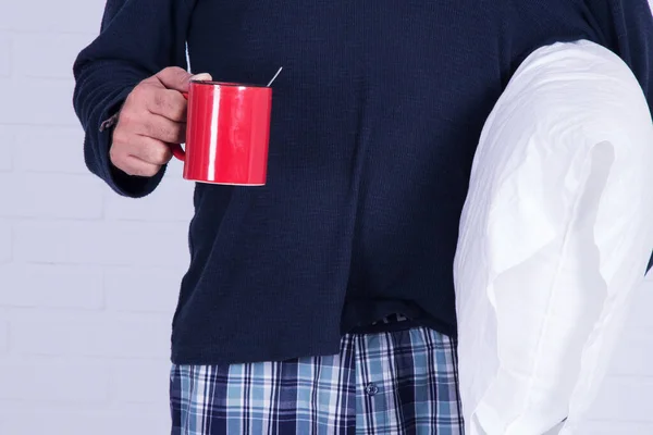 Yastıklı Bir Adam Bir Fincan Kahve — Stok fotoğraf