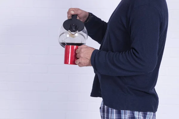 Kahve Fincanı Tuğla Duvarda Kahve Makinesi Olan Bir Adam — Stok fotoğraf