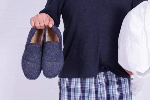 Man Pyjama Met Pantoffels Kussen Concept Van Rust Ontspanning — Stockfoto