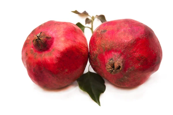 Vinterfrukt Röd Granatäpple Isolerad Vitt — Stockfoto