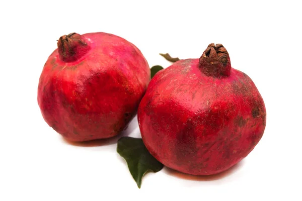 Vinterfrukt Röd Granatäpple Isolerad Vitt — Stockfoto