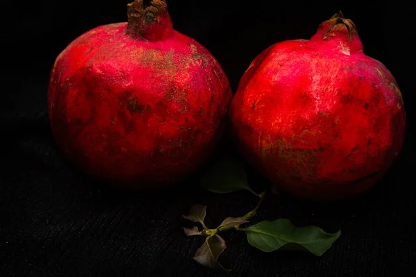 Frukt Röd Granatäpple Isolerad Svart — Stockfoto