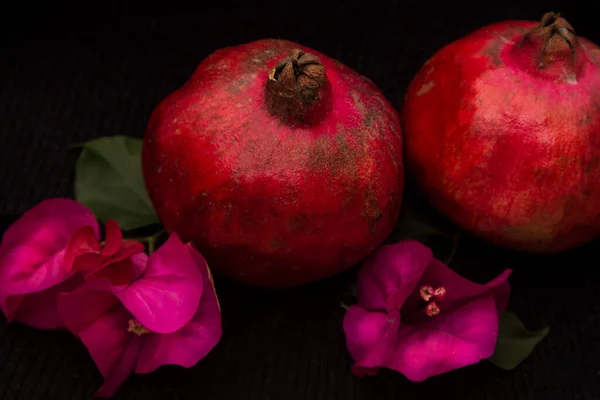 Frukt Röd Granatäpple Isolerad Svart — Stockfoto