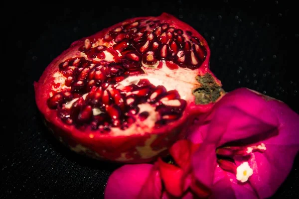 Owoce Granatu Czarnym Tle — Zdjęcie stockowe