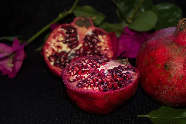 Fruta Granada Sobre Fondo Negro — Foto de Stock