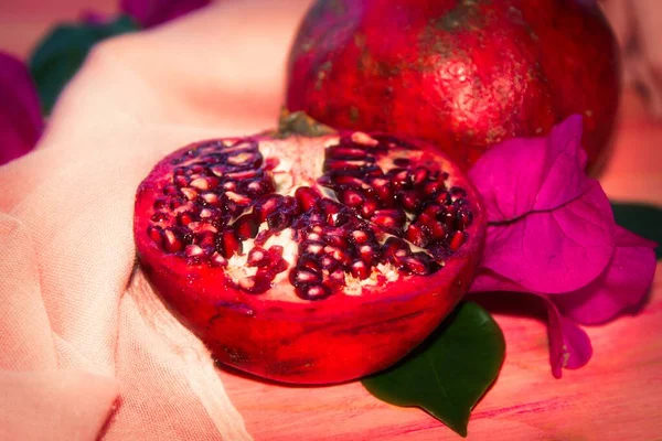 红色石榴果和粉红色背景的片 — 图库照片