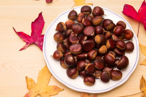 Assiette Châtaignes Sur Bois Feuilles Séchées — Photo