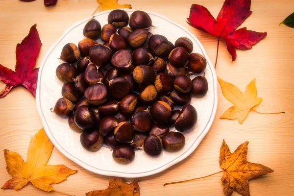 Assiette Châtaignes Sur Fond Bois Feuilles — Photo