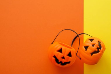 Sarı ve turuncu arka planda balkabakları. Cadılar Bayramı partisi