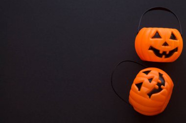 Siyah arka planda balkabağı torbaları. Cadılar Bayramı partisi