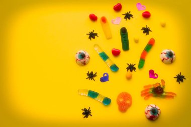 Cadılar Bayramı şekerlemeleri sarı arkaplanda yakın görünüyor