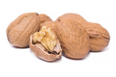 Cevizler beyaz üzerine izole