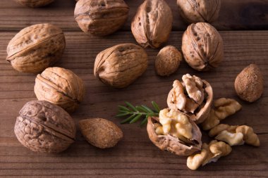 Tahta masada bir grup kaçık.