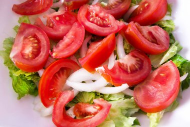 Marul ve domates salatası, diyet ve yemek konsepti ile kase