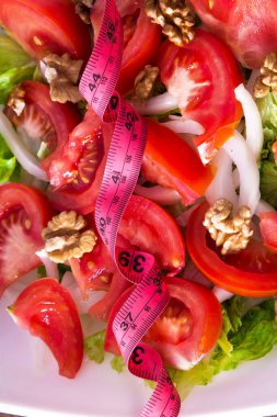 Mezuralı marul ve domates salatası, sağlıklı diyet konsepti.