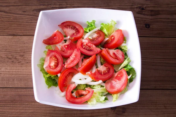 レタスとトマトのサラダ 食事と食事のコンセプトを入れたボウル — ストック写真