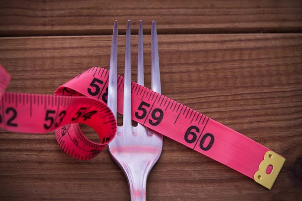 带卷曲带的叉子 饮食与健康的概念 — 图库照片