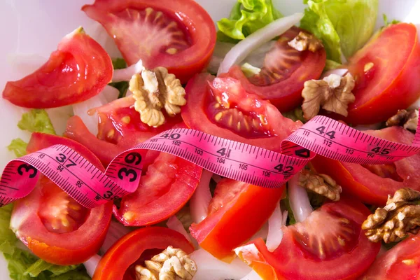 Salat Tomaten Walnuss Salat Mit Maßband Ernährungs Und Gesundheitskonzept — Stockfoto