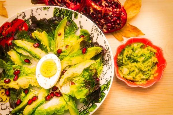アボカドと卵とザクロのサラダにグアカモーレ — ストック写真