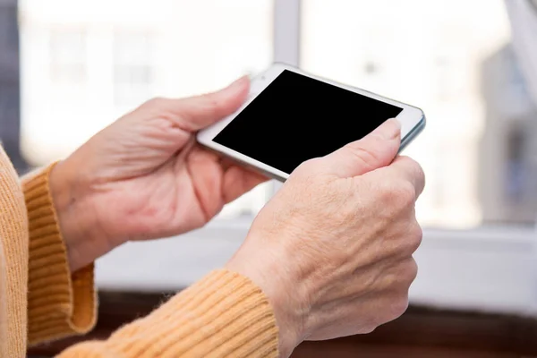 Senior Vrouw Handen Met Behulp Van Mobiele Telefoon — Stockfoto