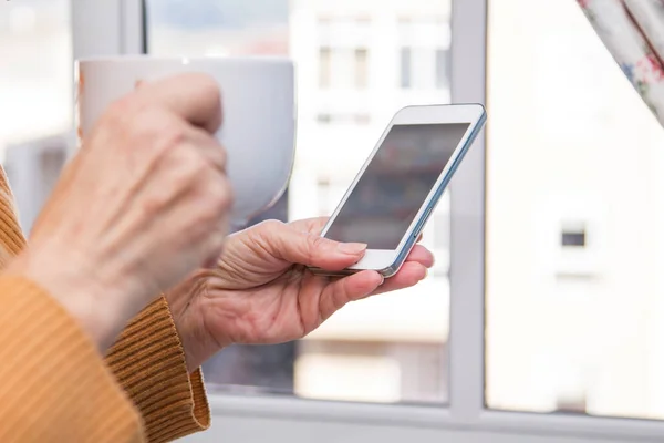 Senioren Die Een Kop Koffie Drinken Mobiele Telefoon Gebruiken — Stockfoto