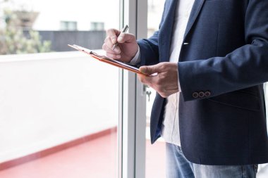 Ofiste belge imzalayan işadamı, emlak ve ipotek konsepti