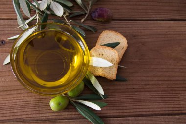 Ekstra saf zeytinyağlı cam kap.