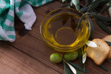 Ekstra saf zeytinyağlı cam kap ve dallı zeytin.