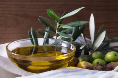 Ekstra saf zeytinyağlı cam kap ve dallı zeytin.