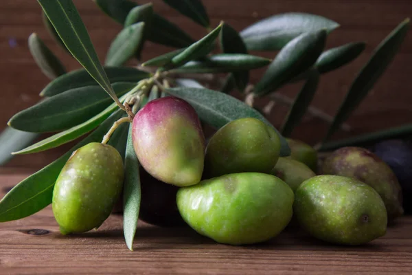 Aceitunas Naturales Con Hojas Sobre Fondo Madera —  Fotos de Stock