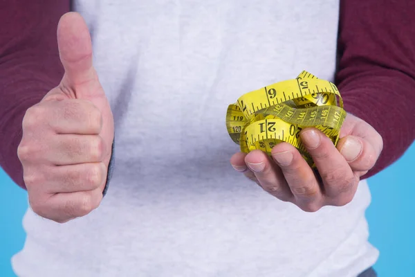 男人做确定的标志和测量记录 饮食和健康的概念 — 图库照片
