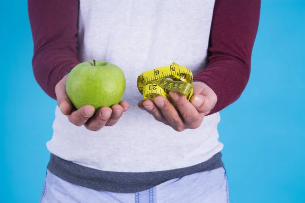 Hombre Sosteniendo Manzana Cinta Métrica Concepto Dieta Salud — Foto de Stock