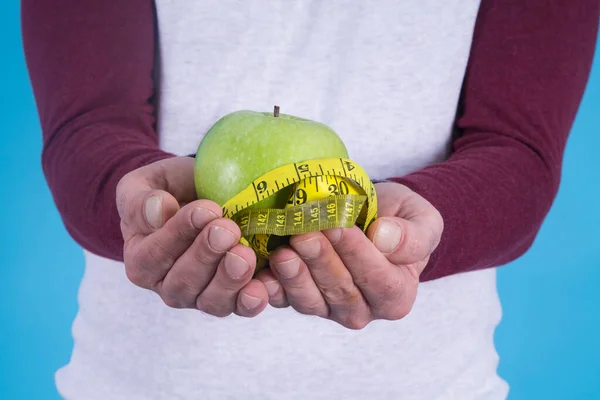 Ręce Trzymające Jabłko Taśmę Pomiarową Dieta Koncepcja Zdrowia — Zdjęcie stockowe