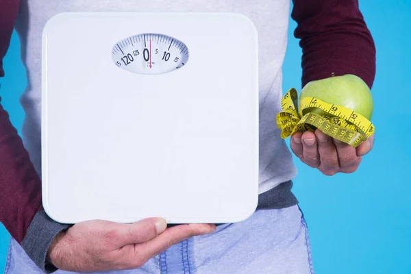 Człowiek Trzyma Skalę Pomiar Taśmy Diety Koncepcji Żywności — Zdjęcie stockowe