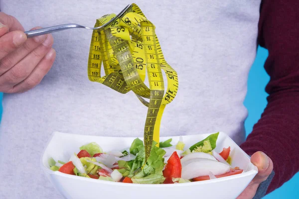Držení Zeleninového Salátu Vidličkou Měřicí Páskou Dietou Pojetím Jídla — Stock fotografie