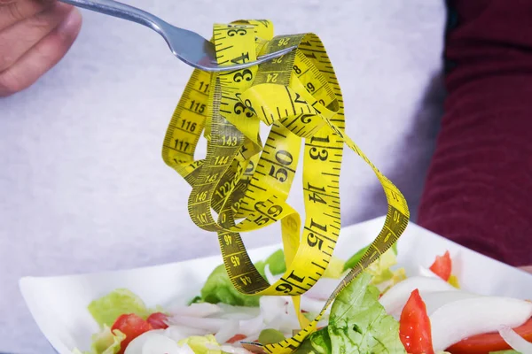 Het Eten Van Groentesalade Met Vork Meetlint Dieet Voedselconcept — Stockfoto