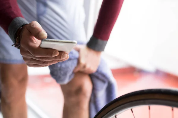 Mann Benutzt Handy Fitnessstudio Während Sich Ausruht — Stockfoto