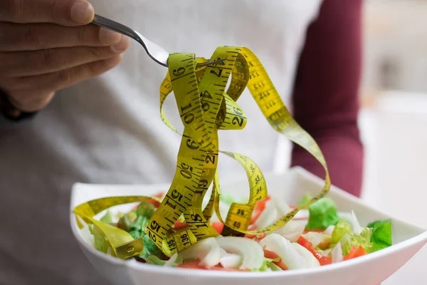 Hombre Con Ensalada Verduras Tenedor Con Cinta Métrica Dieta Concepto — Foto de Stock