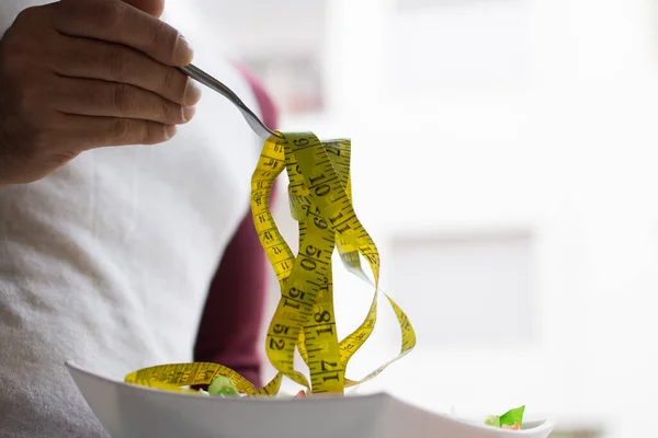 Homem Com Salada Vegetal Garfo Com Fita Métrica Conceito Dieta — Fotografia de Stock