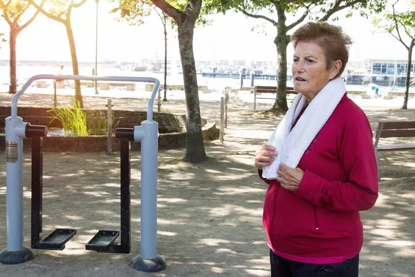 Mujer Mayor Feliz Haciendo Ejercicios Fitness Aire Libre —  Fotos de Stock