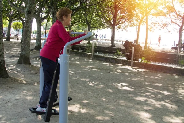 Mujer Mayor Feliz Haciendo Ejercicios Gimnasia Aire Libre —  Fotos de Stock