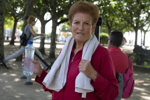 Paar Macht Übungen Und Fitnessgeräte Park — Stockfoto