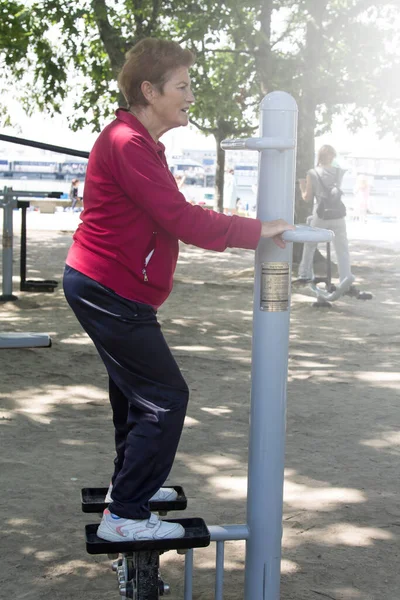 Heureuse Femme Âgée Faisant Des Exercices Gymnastique Extérieur — Photo