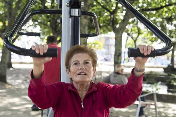 Mujer Mayor Feliz Haciendo Ejercicios Gimnasia Aire Libre —  Fotos de Stock