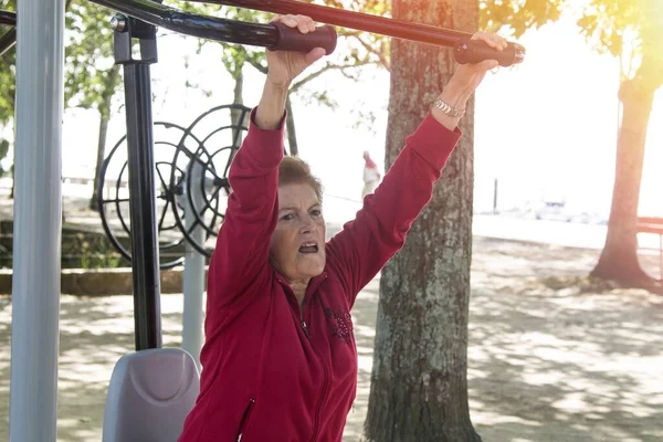 Mujer Mayor Feliz Haciendo Ejercicios Gimnasia Aire Libre —  Fotos de Stock