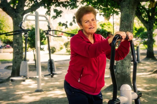 Mujer Mayor Feliz Haciendo Ejercicios Gimnasia Aire Libre —  Fotos de Stock